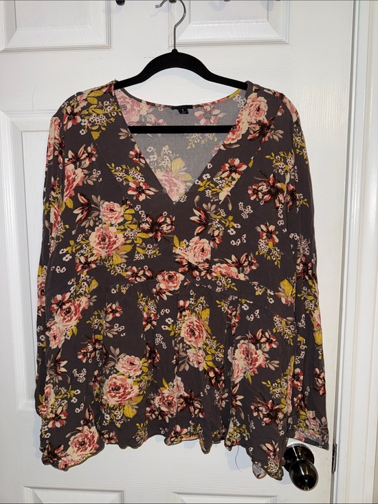 Torrid Curve Tops - Women’s Floral V-Neck Peplum Tunic - Pink Floral on Charcoal